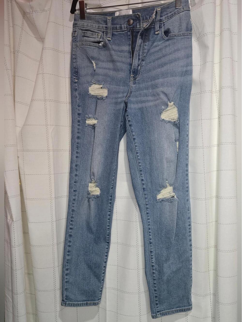 Levis Distressed Jean